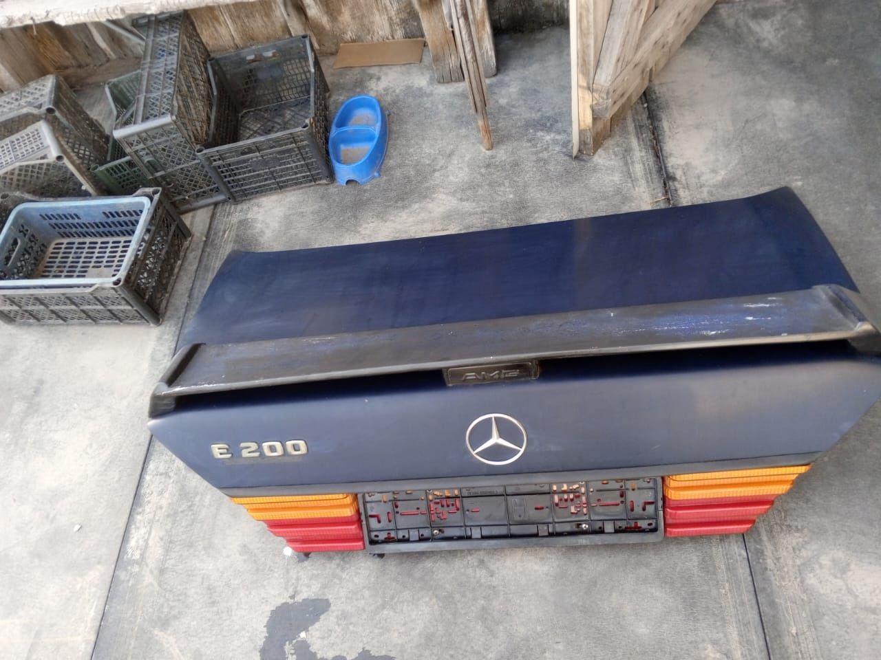 Продам багажник w124 в сборе