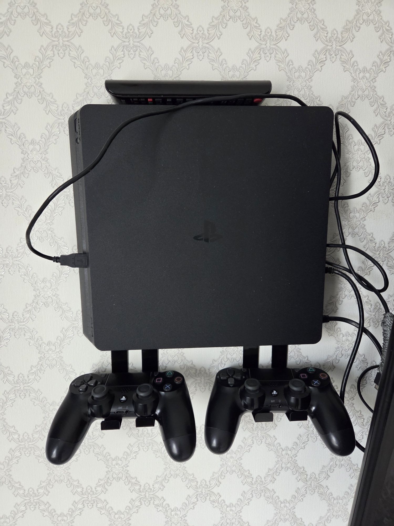 Продам PS4 Slim 1 TB