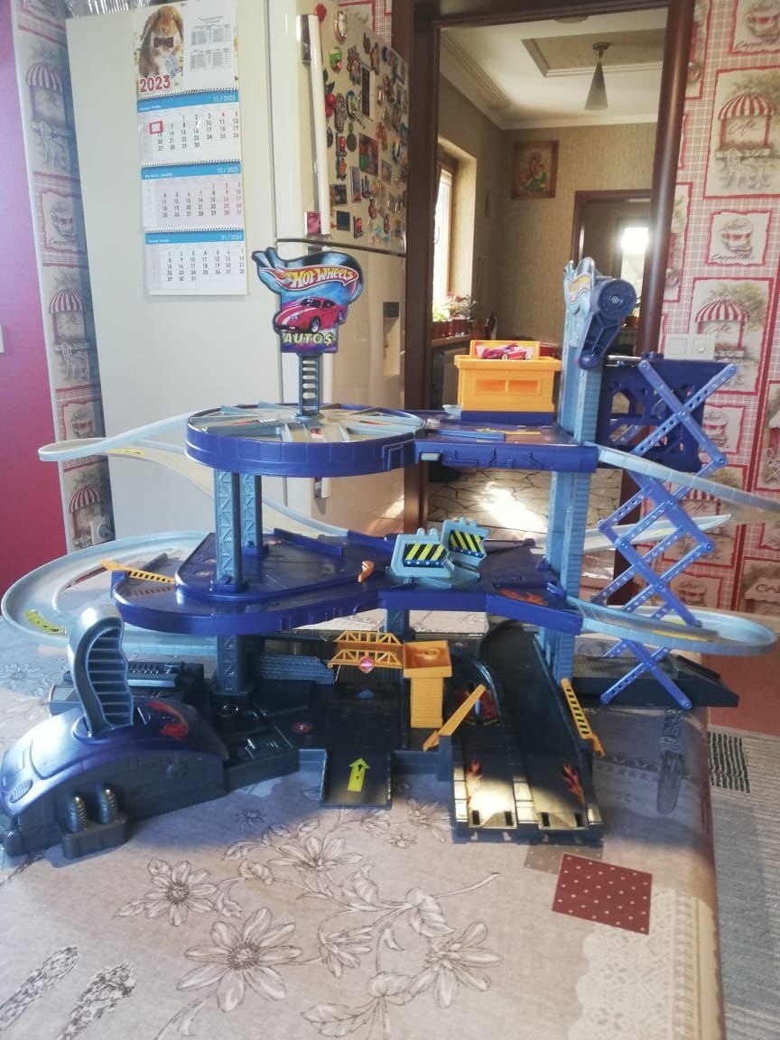 Продается парковка Hot Wheels