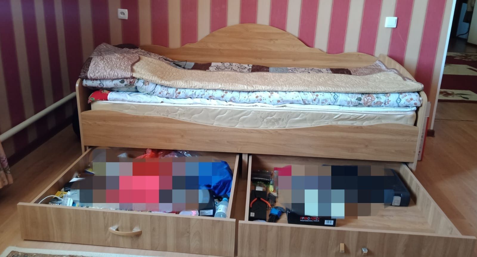 Продам 2 одинаковых кроватей не дорого. Цена указана за одну кровать!