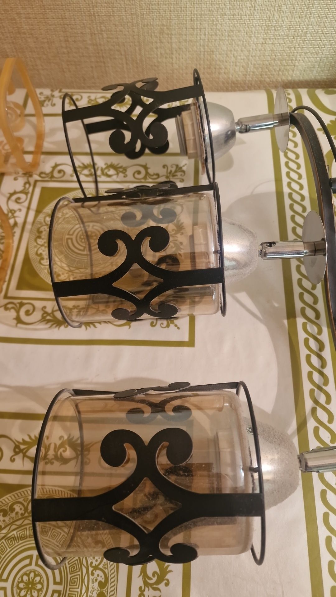 Продам люстру золотистый и черный