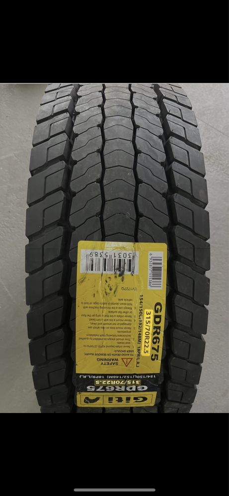 В наличии шины 315/70R22,5 рулевые и на ведущую ось