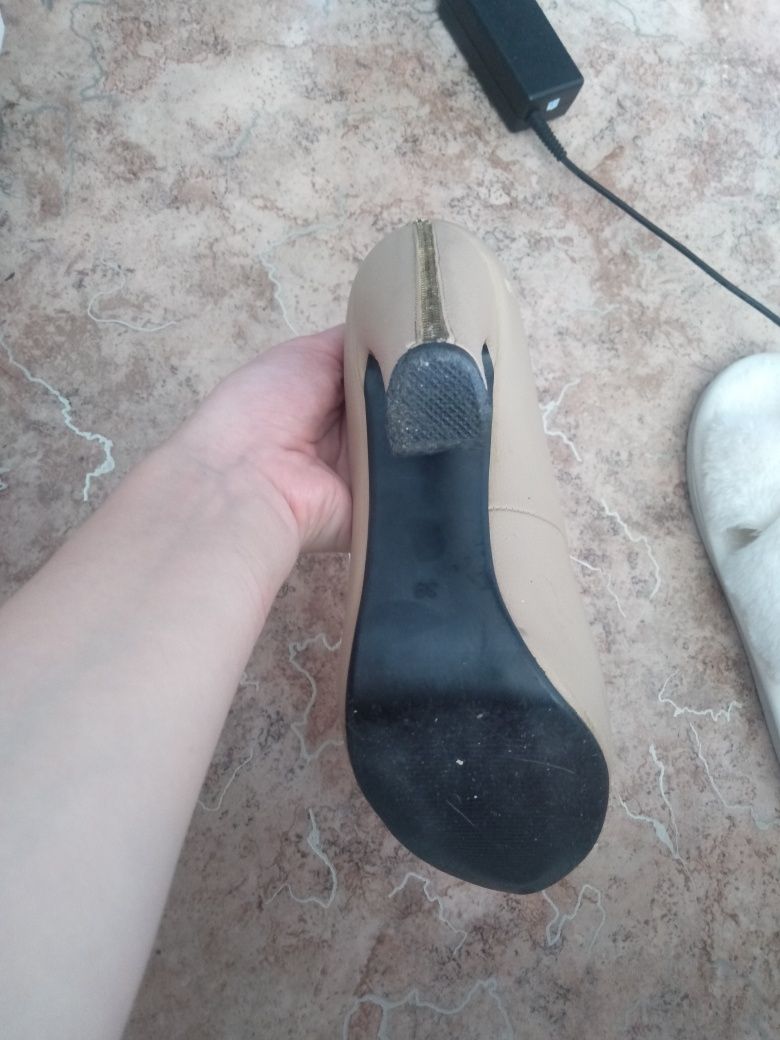 продам бежевые туфли