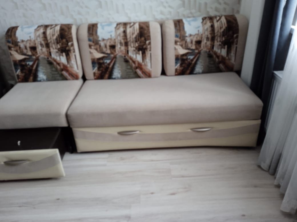 Продам диван с креслом. В хорошем состоянии.
