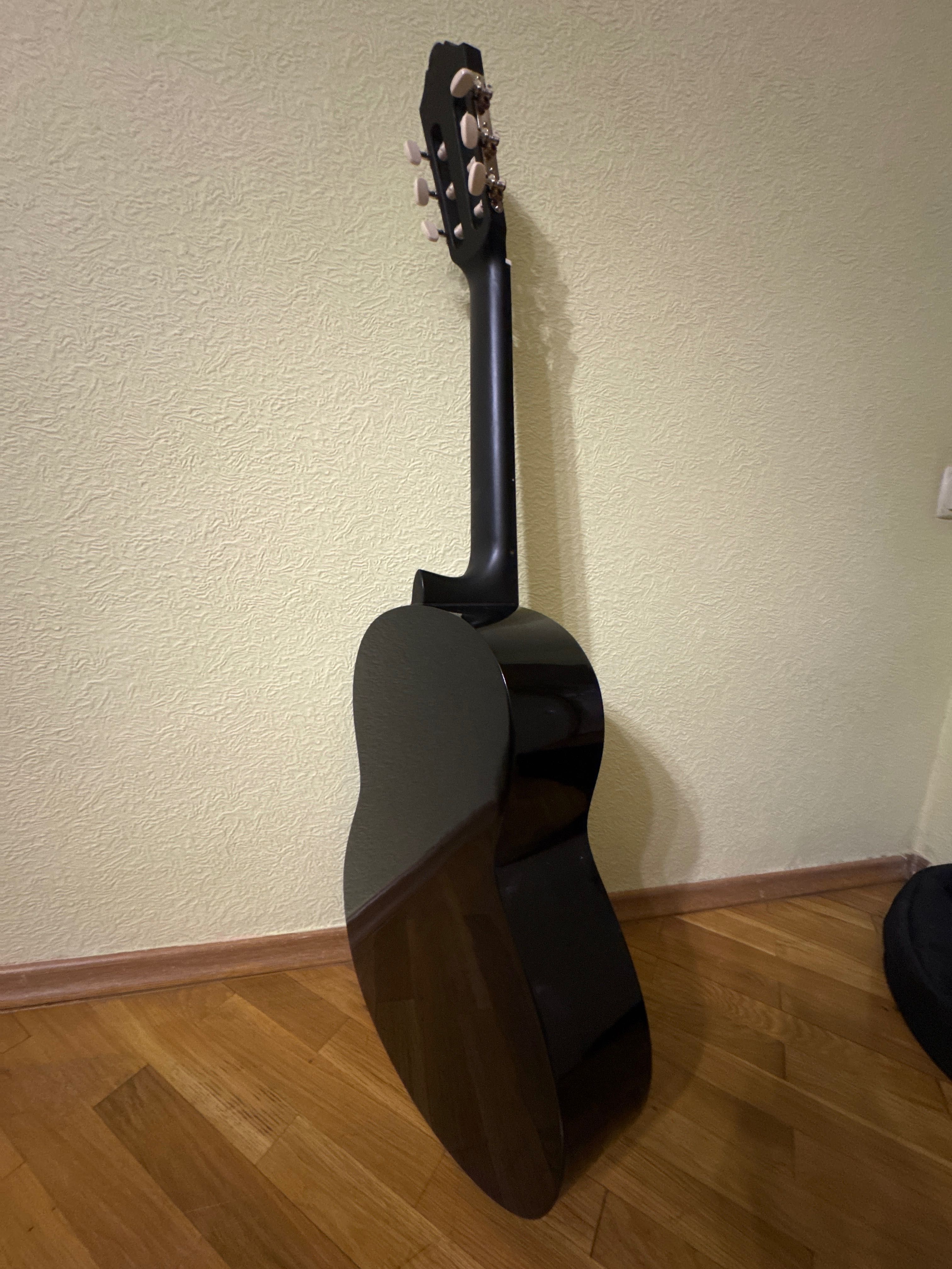 Гитара Yamaha C40 с чехлом (стикеры можно убрать,в подарок медиатор)