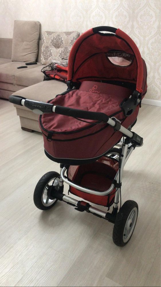 Продам детскую фирменную Коляску quinny