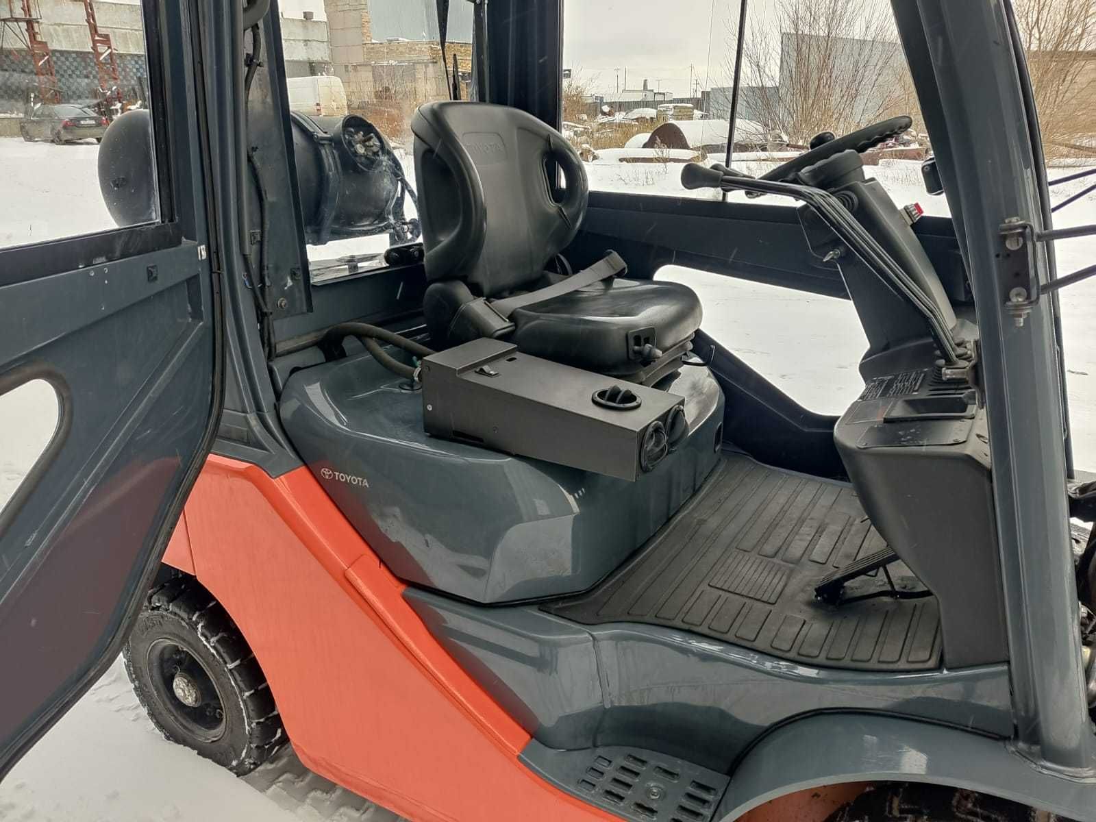 Погрузчик Toyota 2,5 тонн 4,5м Газ-Бензин АКПП Вагонная мачта 2020г