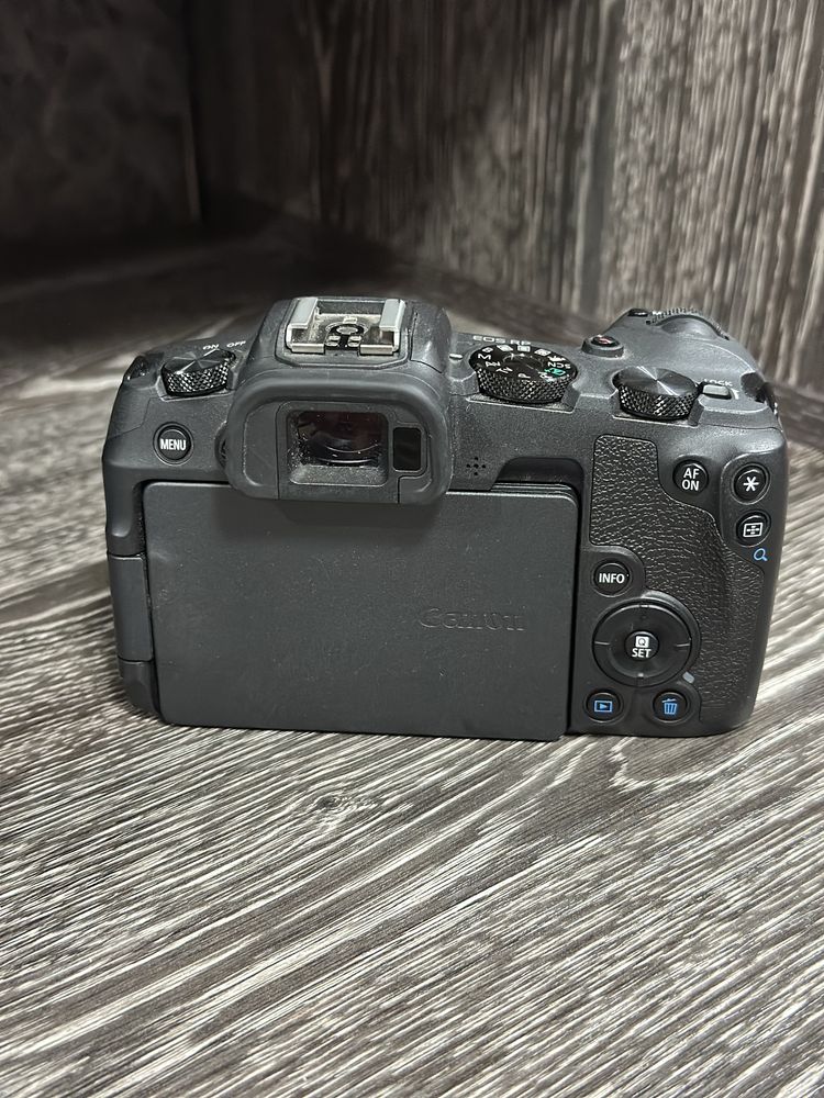 Продам фотоаппарат Canon RP