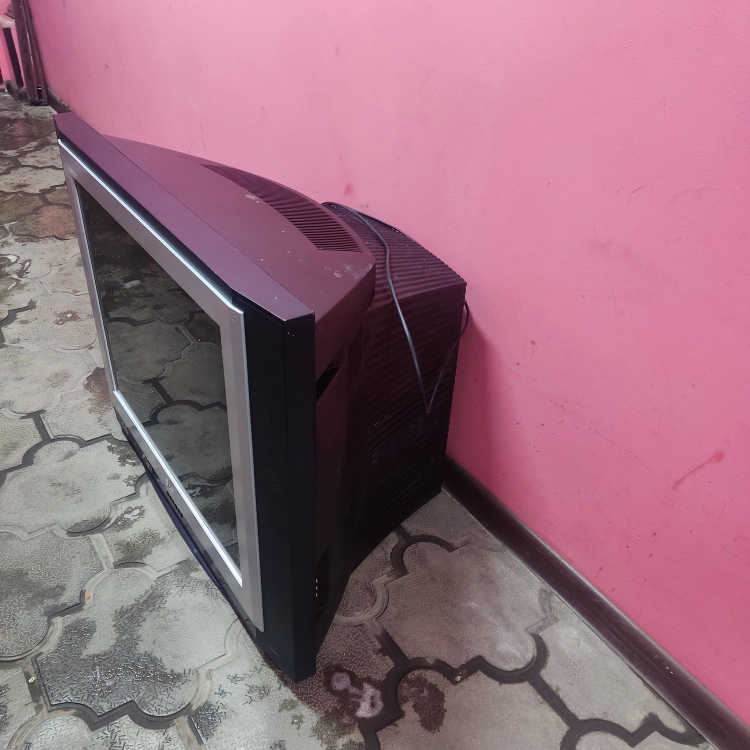 Продаю б/у телевизор марка LG