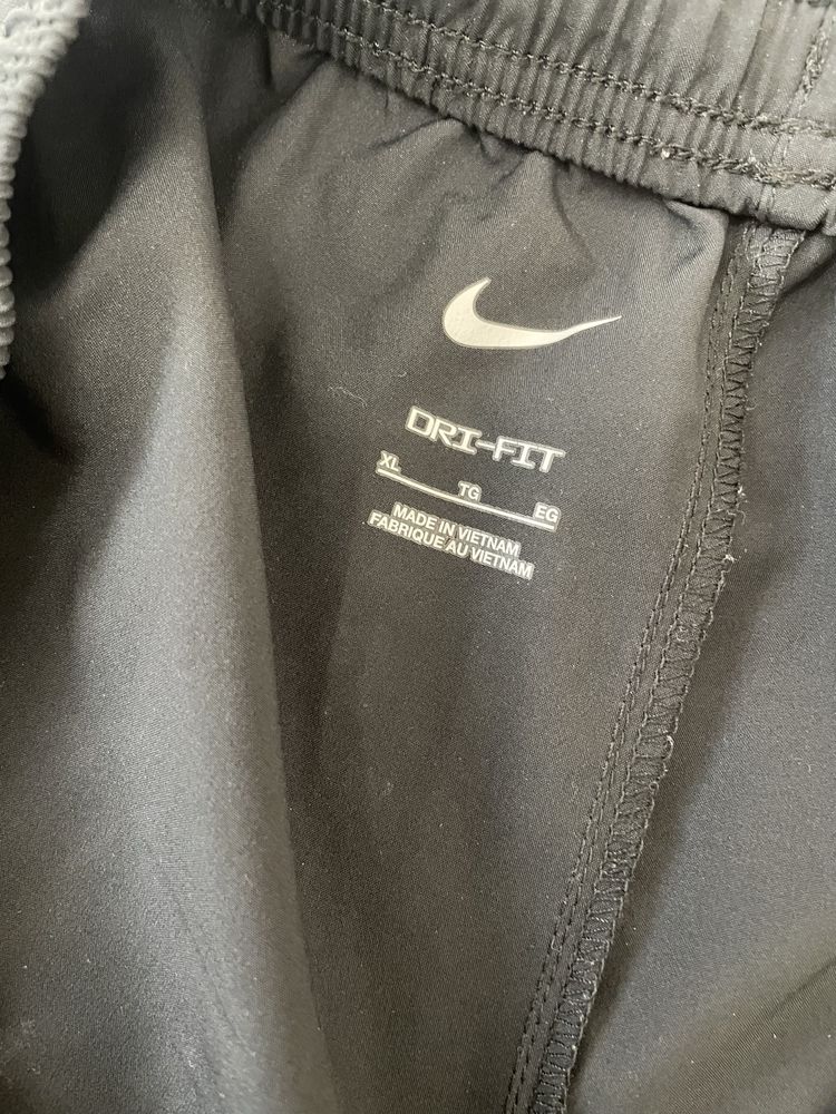 Продам спортивную мужскую одежду