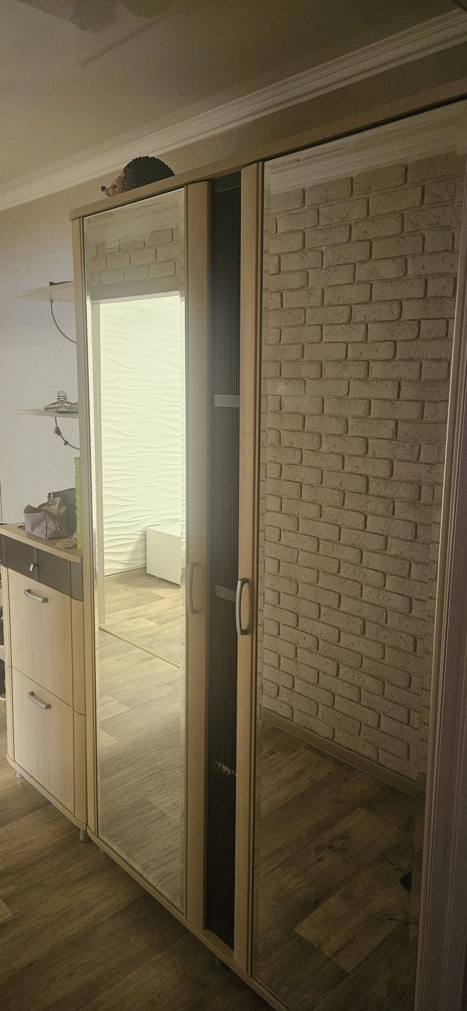 Шкаф для прихожей. В хорошем состоянии
