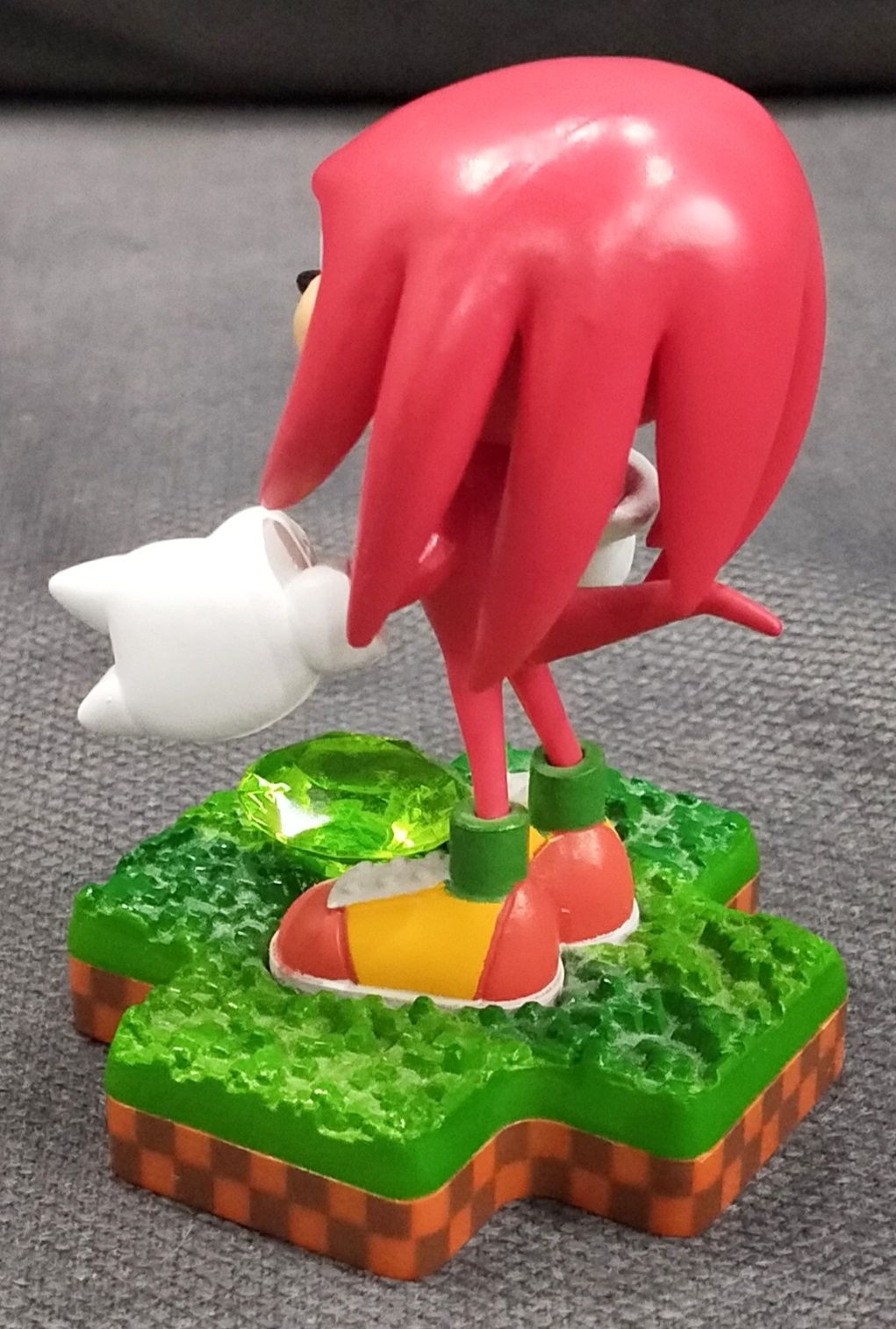 Продам фигурку Knuckles от производителя Totaku