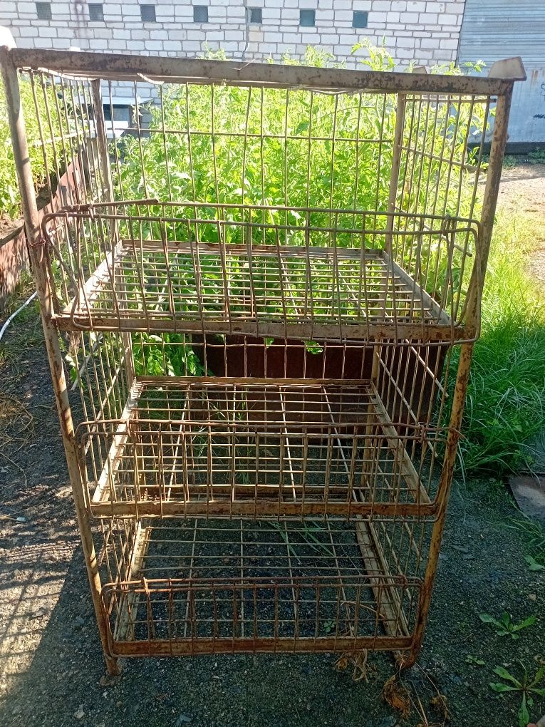 Железные стелажи