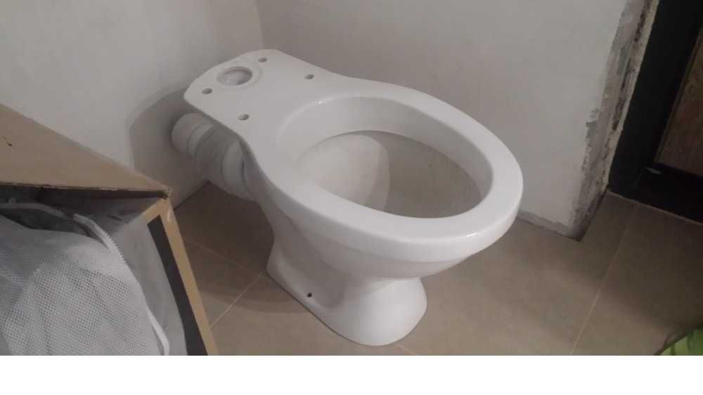 Продам унитаз c бачком