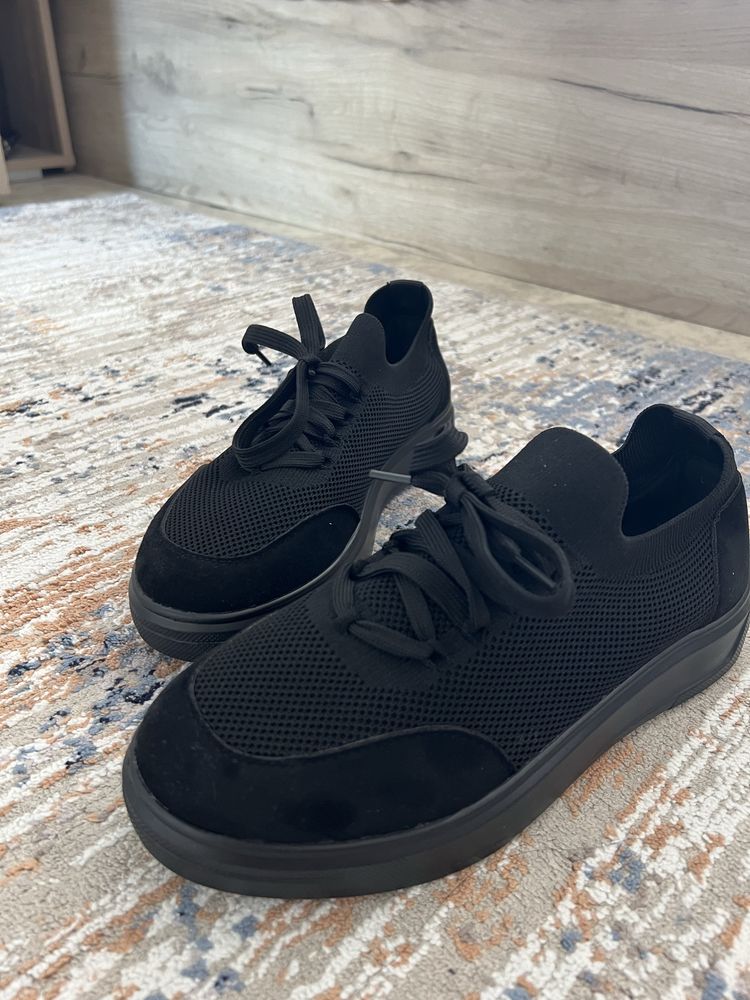 Продам кроссы размер 39-40