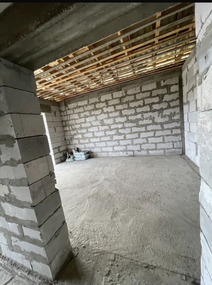 Продам недостроный дом. Со всеми коммуникациями.