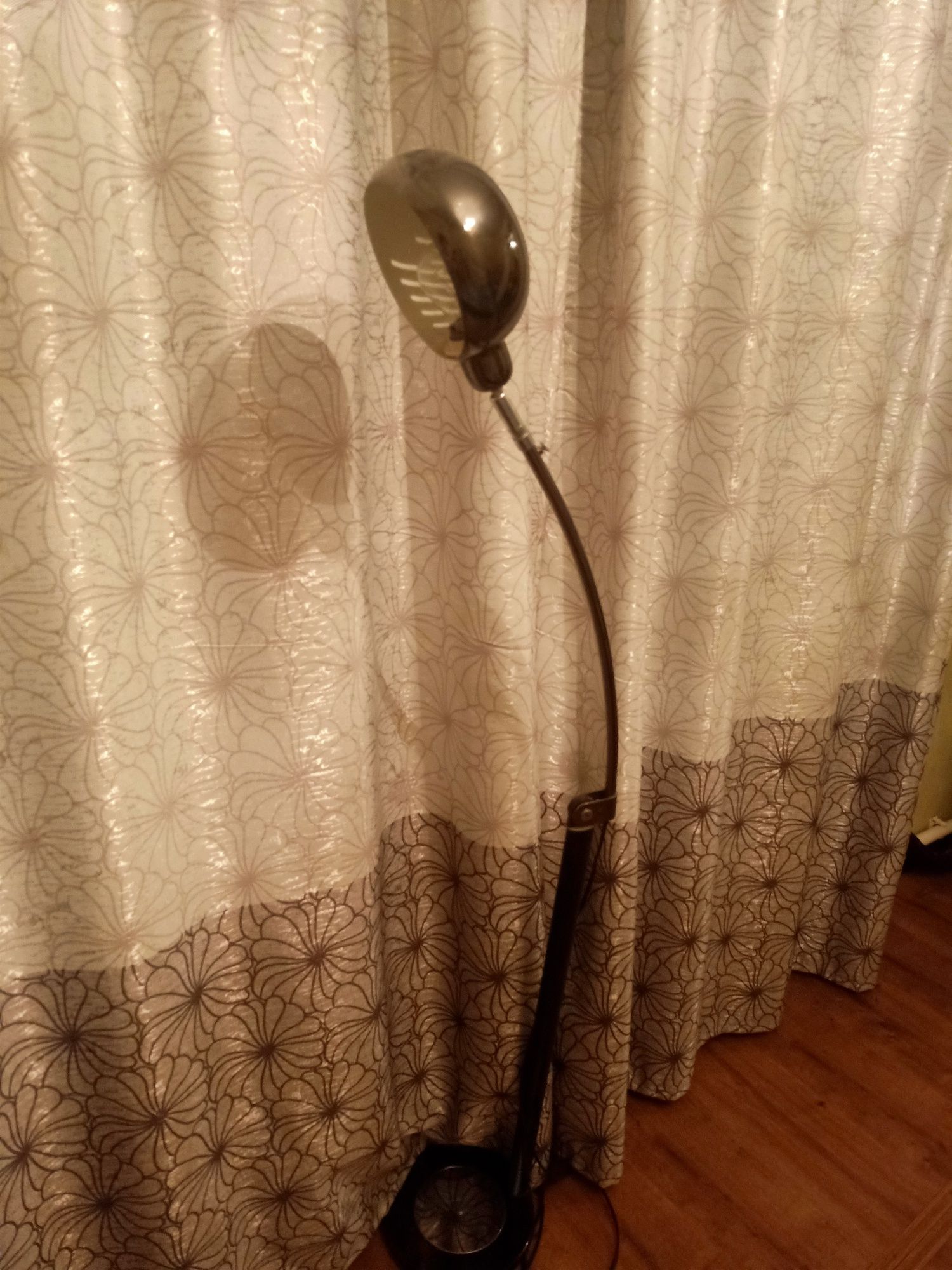 Напольные вазв для цветов разного дизайна.