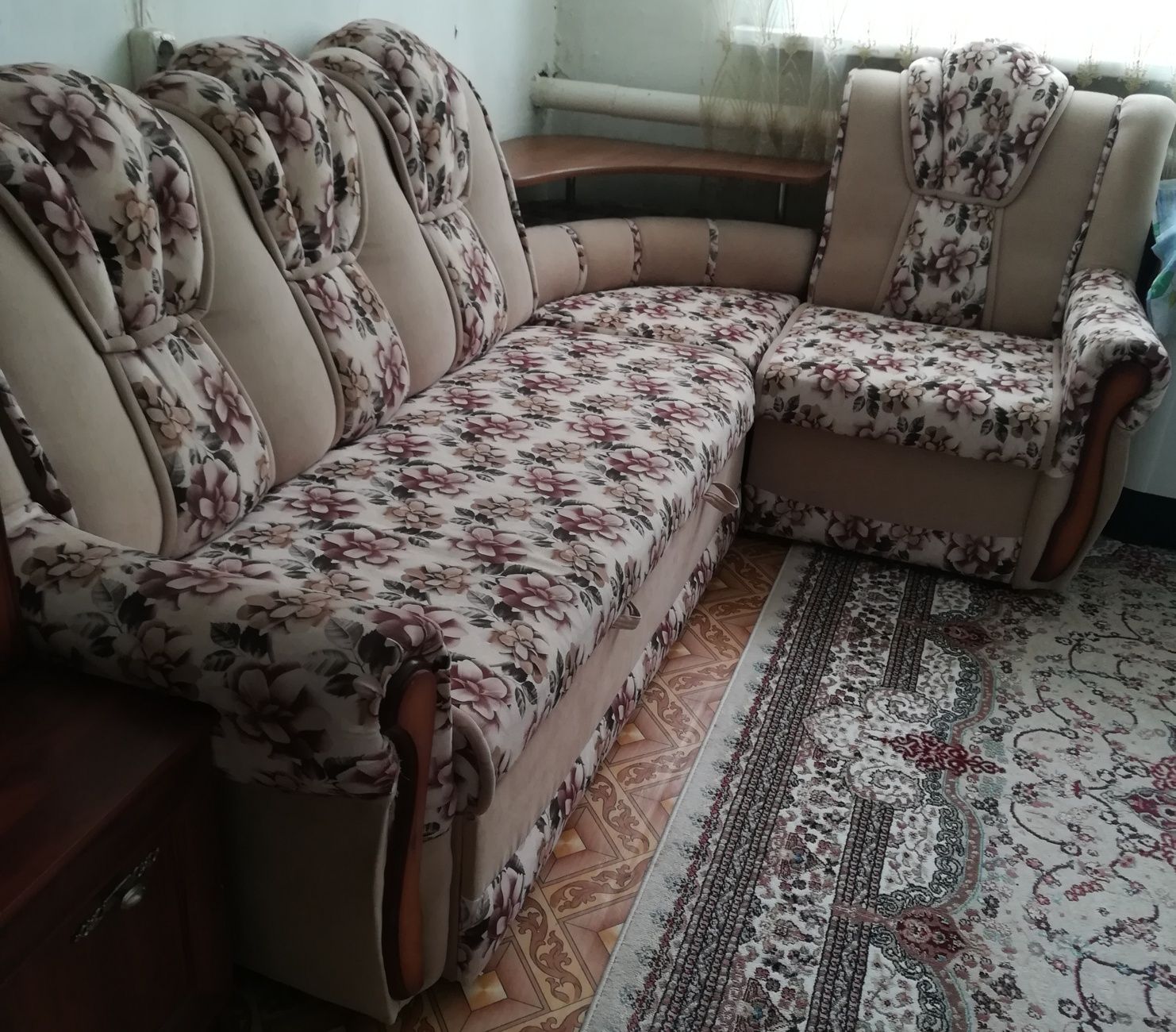 Мебель для гостиной, угловой диван и кресло.
