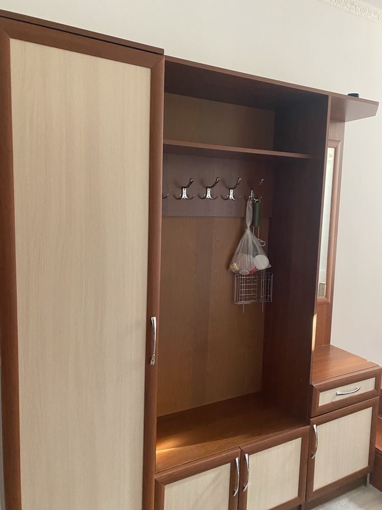 Компьютерный стол және прихожка сатылады