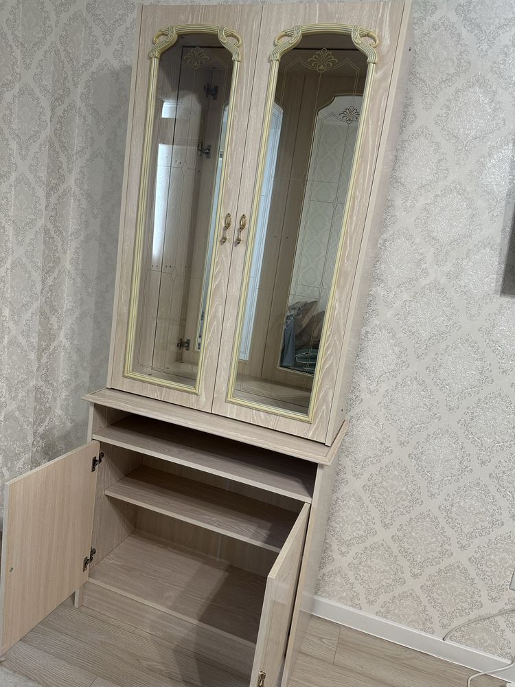Продам шкаф -сервант