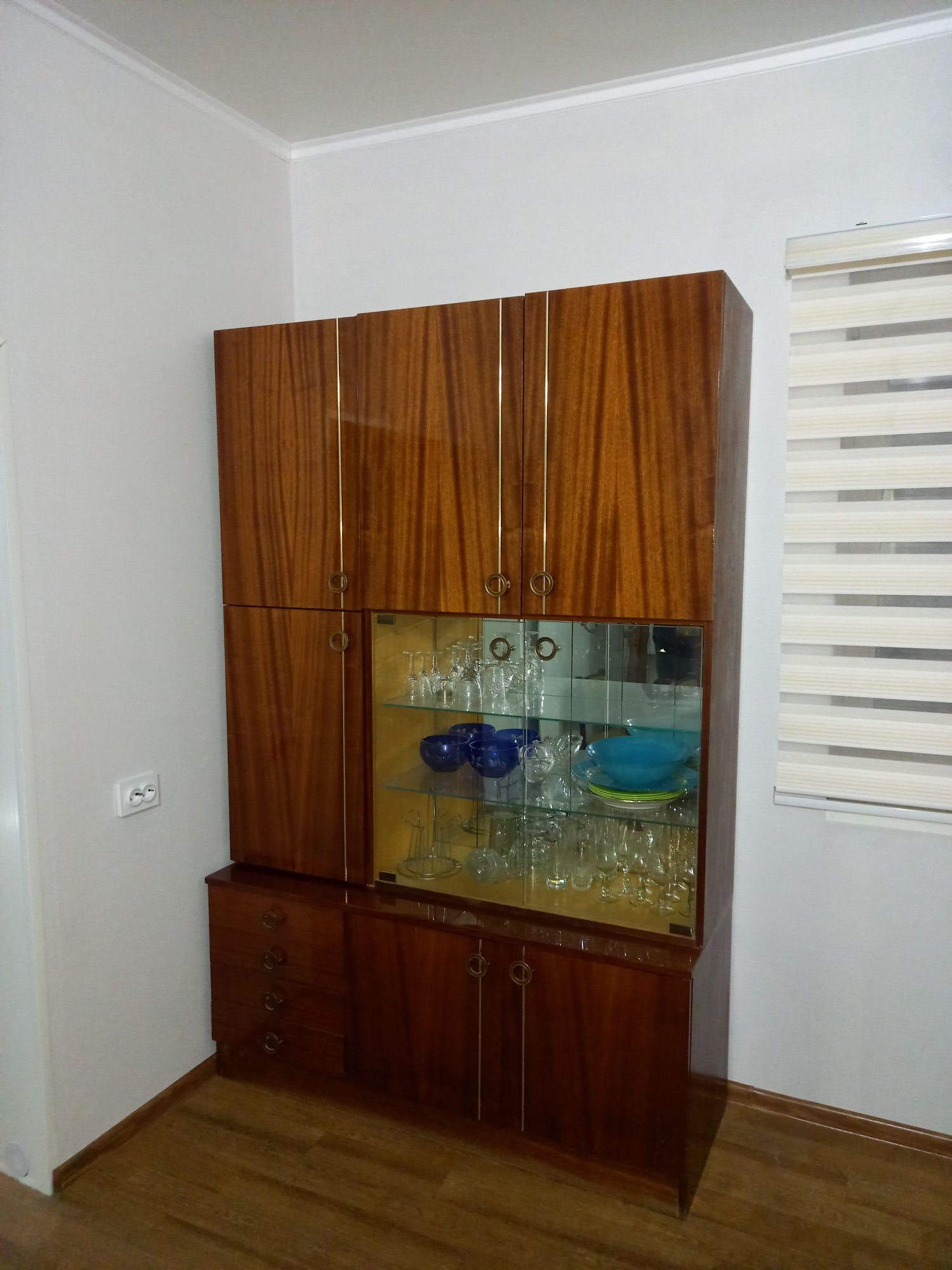Продам сервант с зеркальным баром. Производство Чехия.