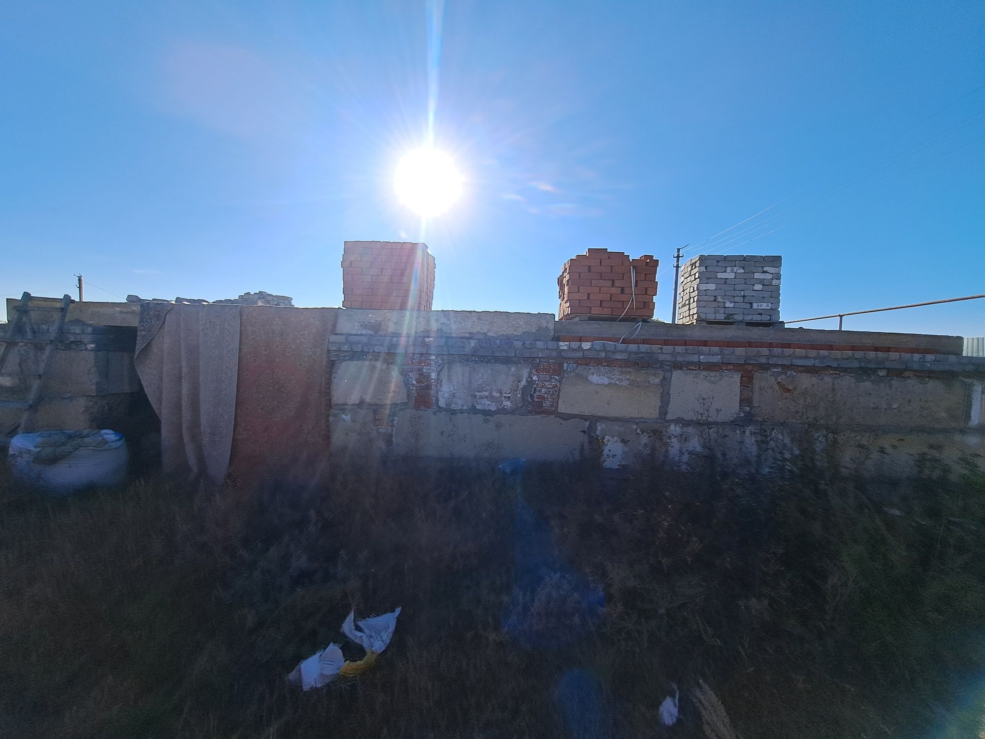Продам участок под строительство со стройматериалом