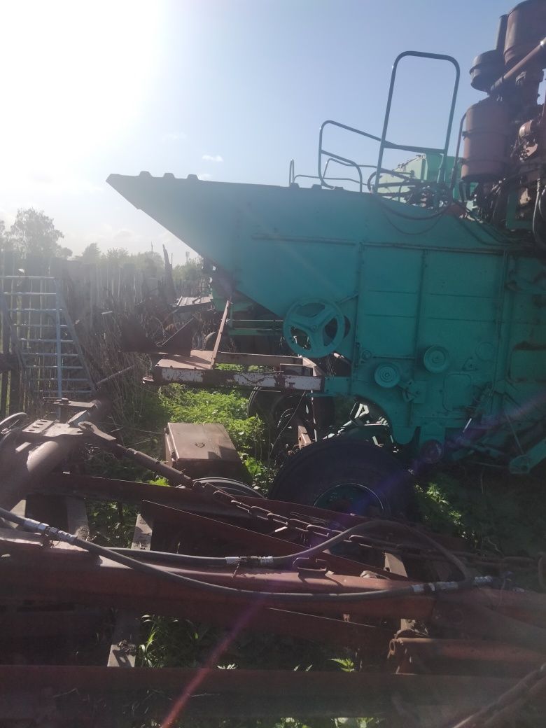 Продам комбайн Енисей 1200 в хорошем состоянии.