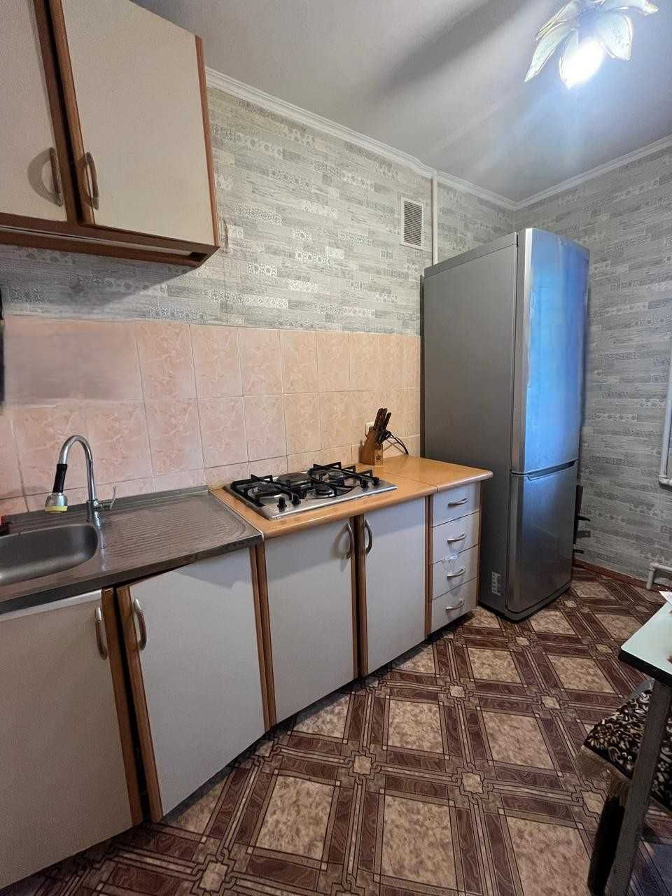 Продаю 3 ком. с мебелью. Комнаты раздельные, кухня 8 кв. м