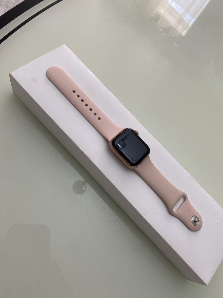 Продам Apple Watch SE 40mm (2020)