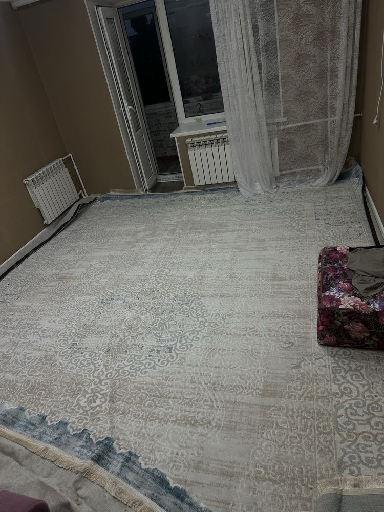 Кілем сатылады 4,5 үлкен,ақ түсті,аздаған ғана упқыт қолданылған хабар