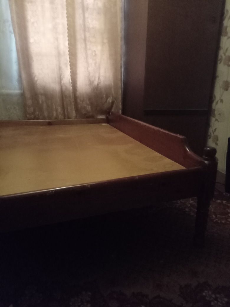 Кровать, дерево, 165см. × 185см.(размер под матрац)