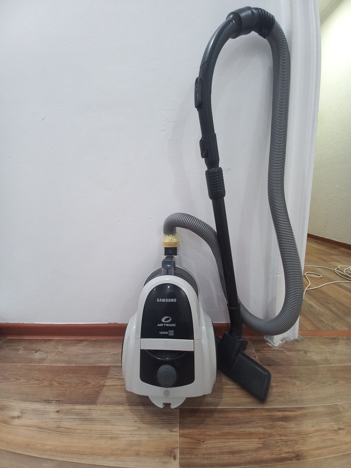 Продам пылесос Samsung Air Track 1600W