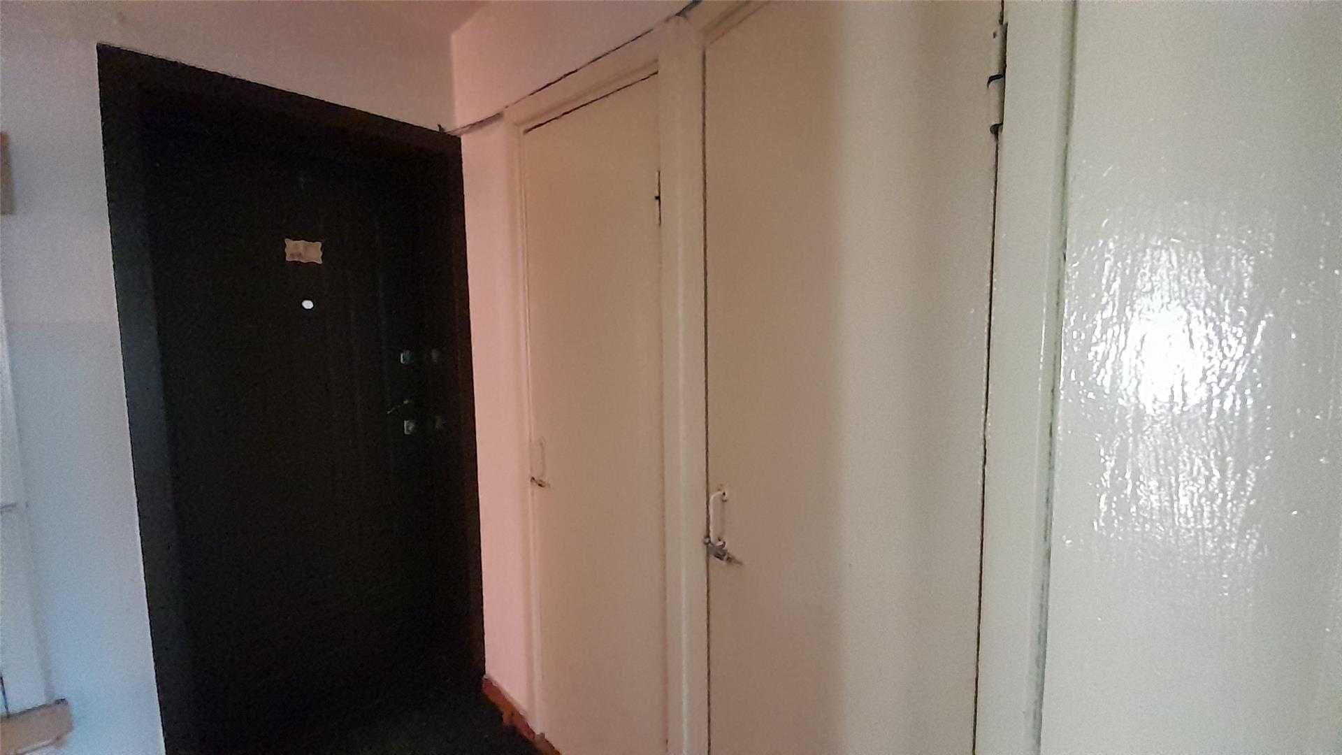 Продам 4 комн квартиру на 7 мкр  на 4/9 эт