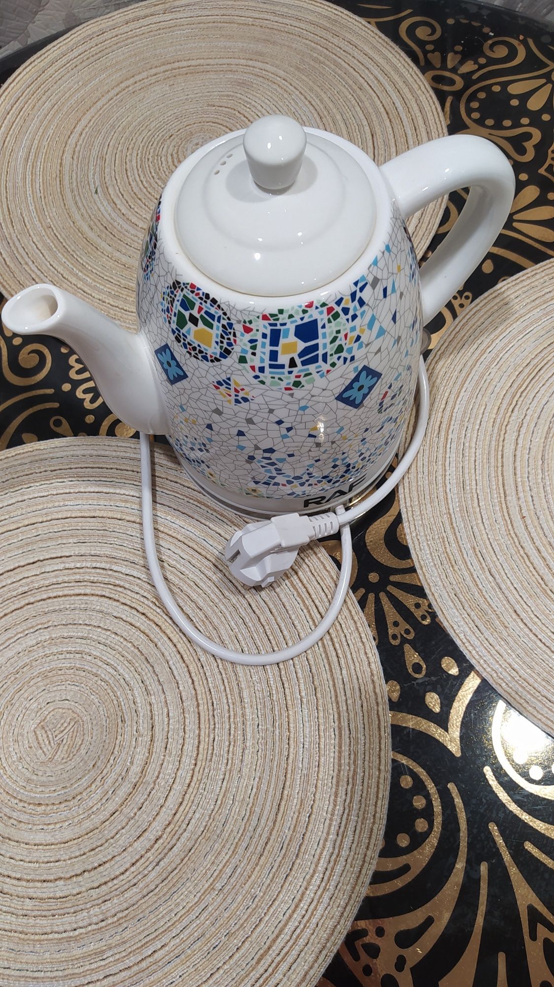 Продам чайник белый