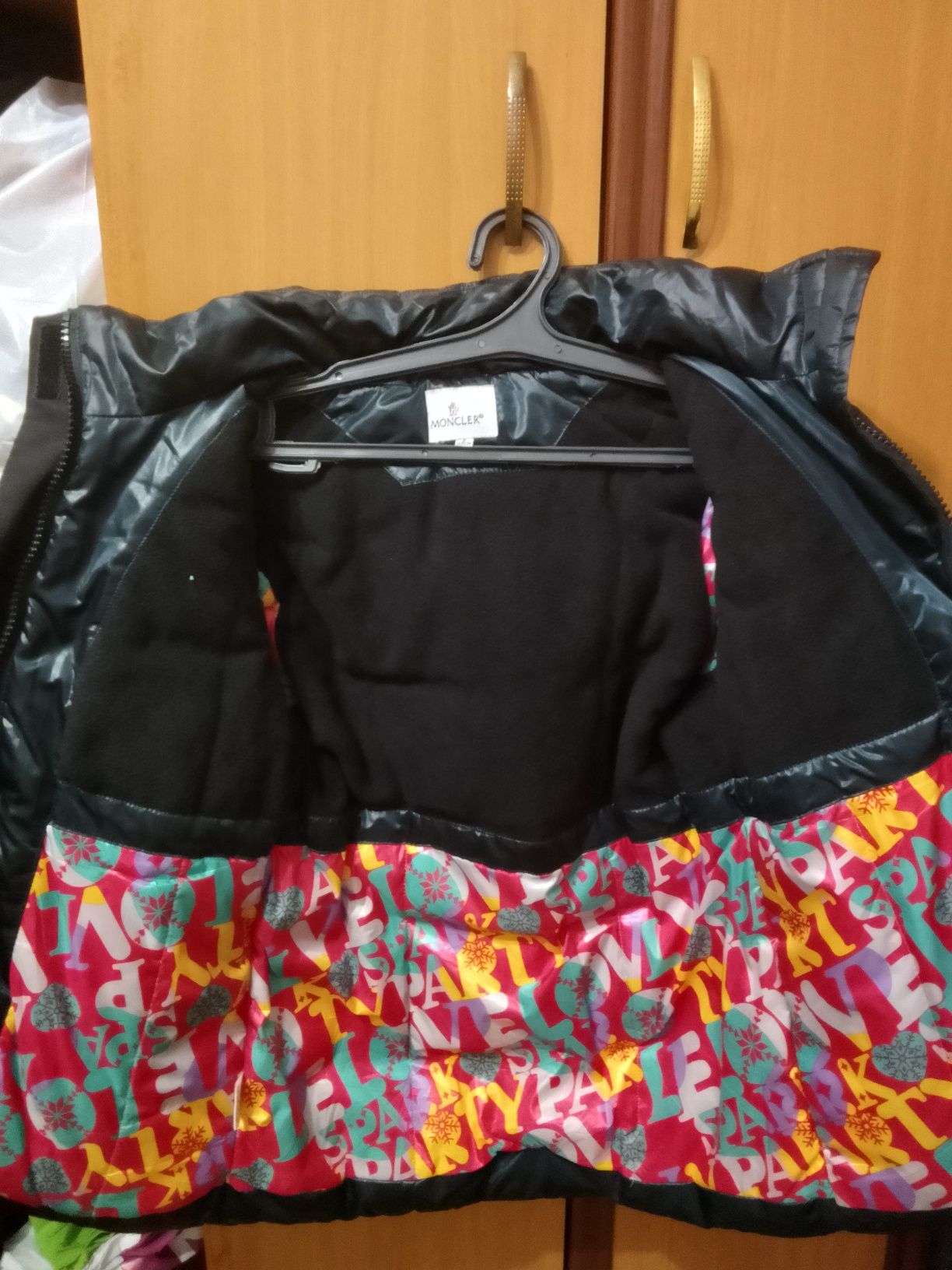 Куртка MONCLER тëмно зелëного цвета.
