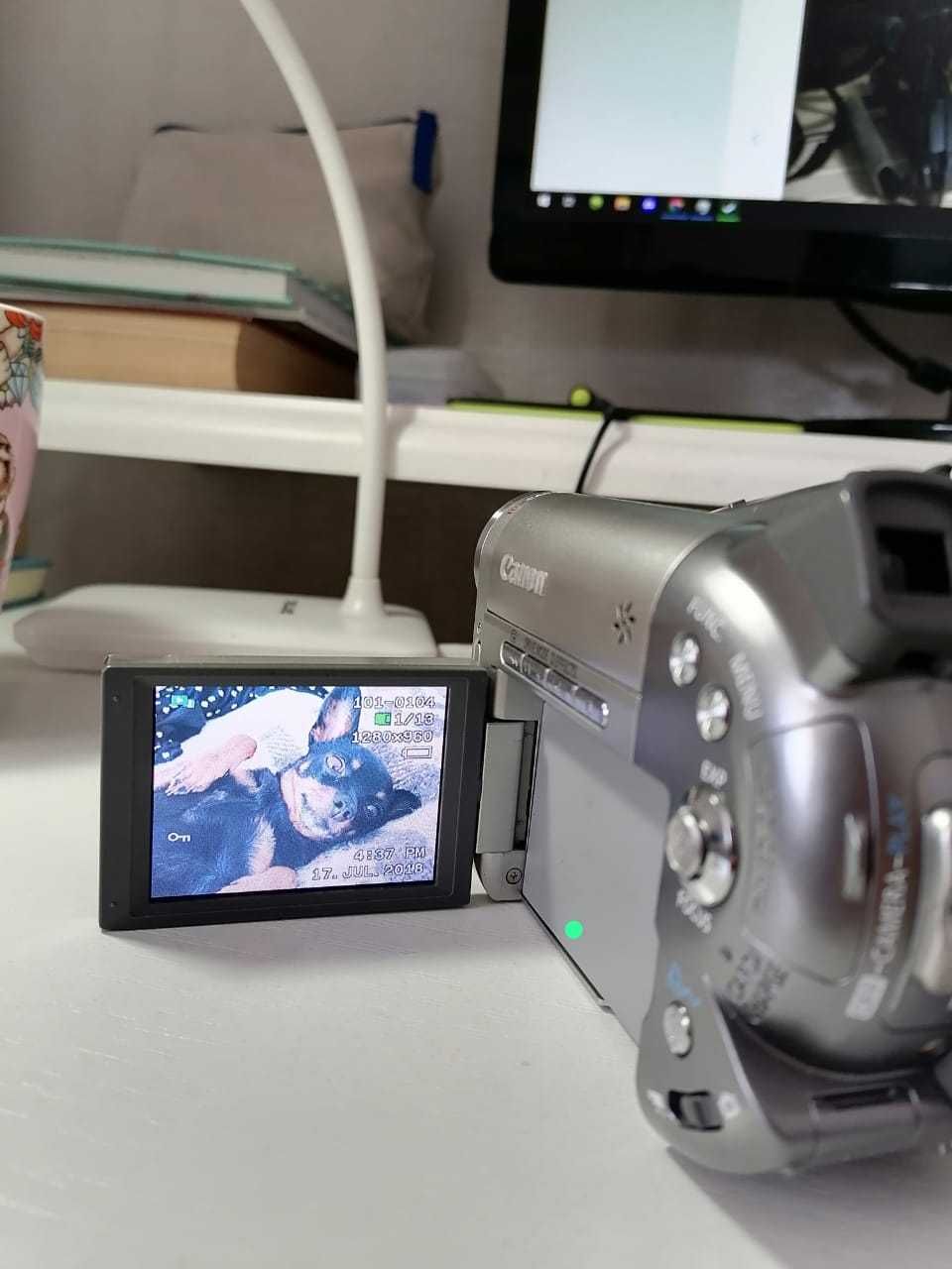 Продам видеокамеру Canon DC10