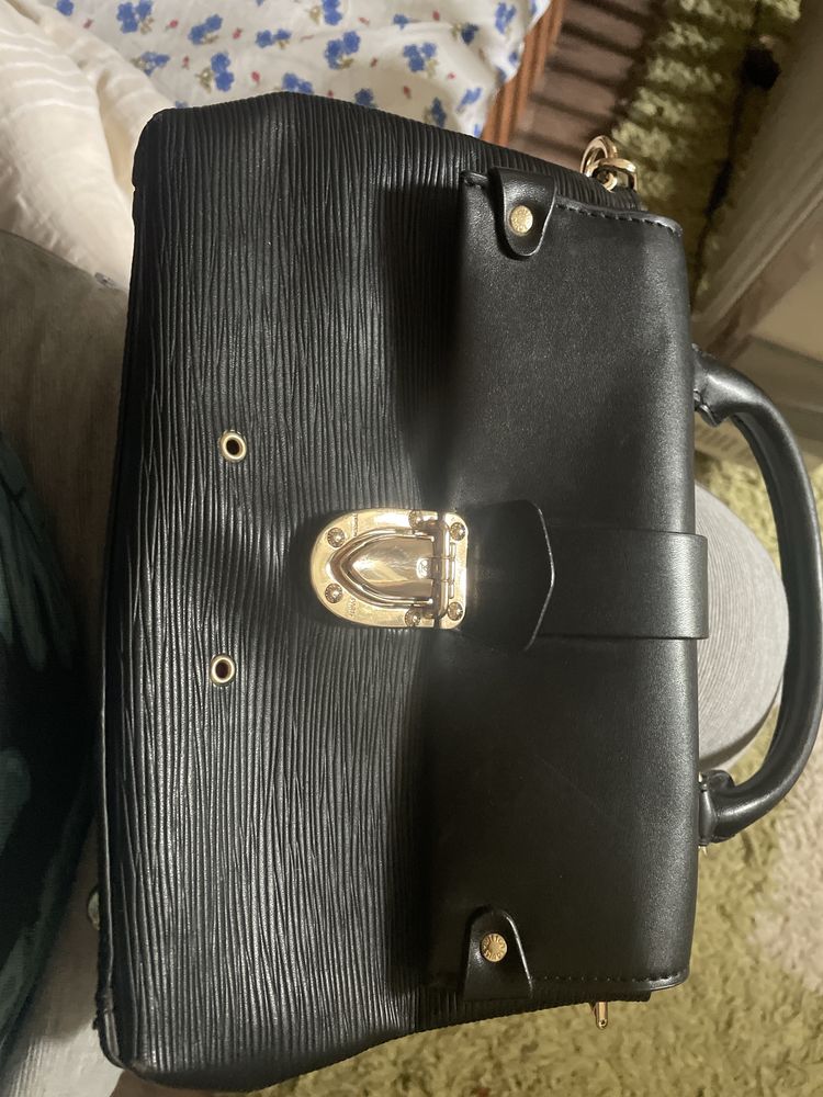 Luis Vuitton epi handbag