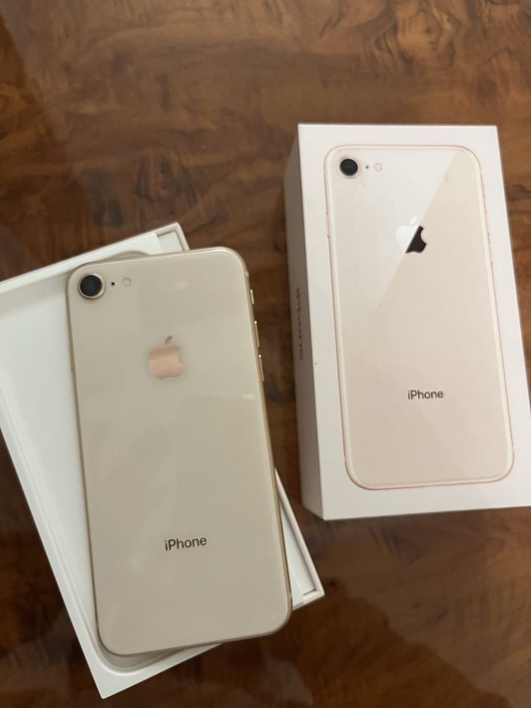 Продам iphone 8.