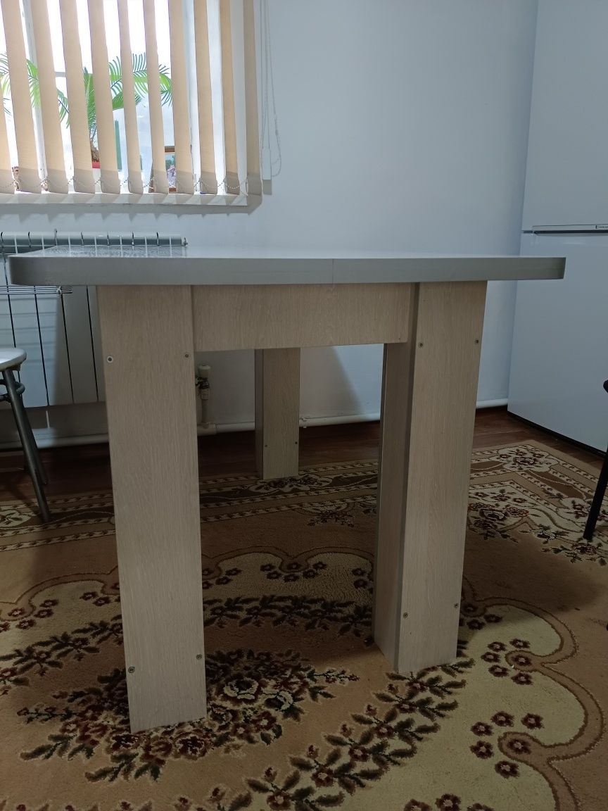 Продам кухонный стол