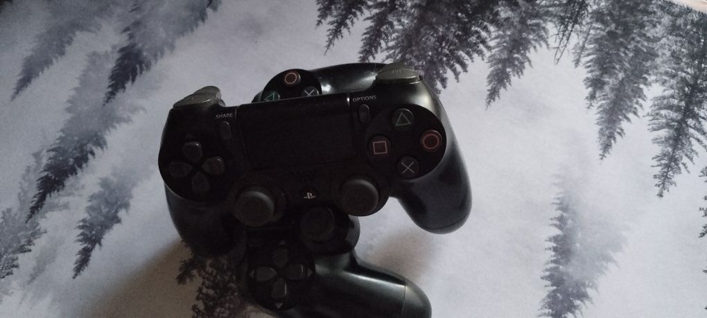 Продаю прошитую ps4 за 134000 тенге БЕЗ ОБМЕНА!!! С торгом