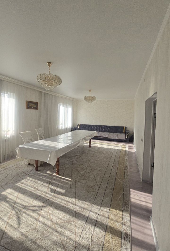 7 бөлмелі үлкен,жарық,кең үй сатылады.