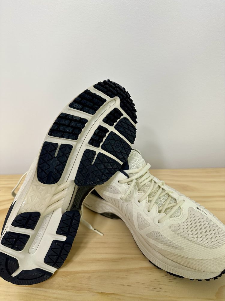 Кроссовки новые ASICS