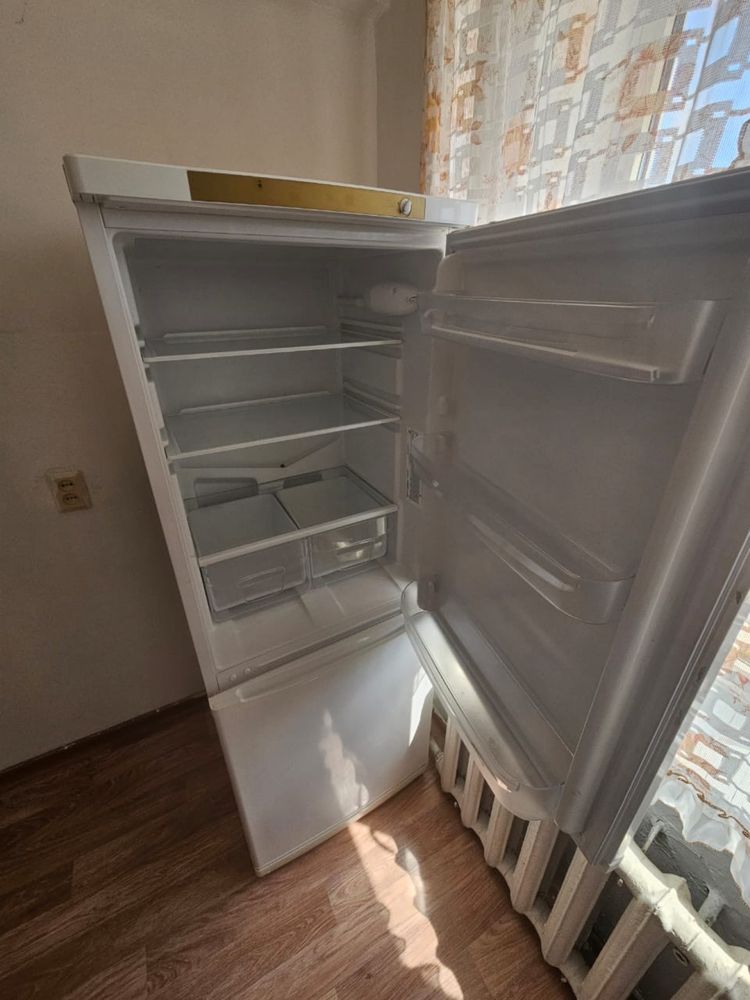Продам на запчасти холодильник не рабочий