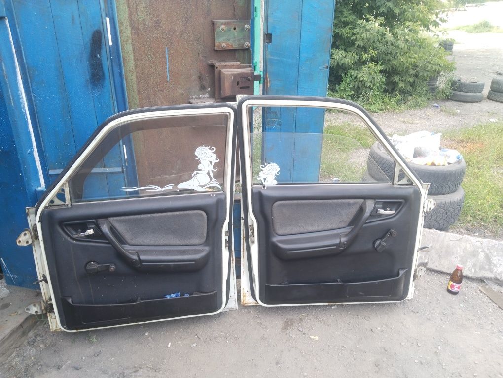 Продаю двери и капот на Волга 3110