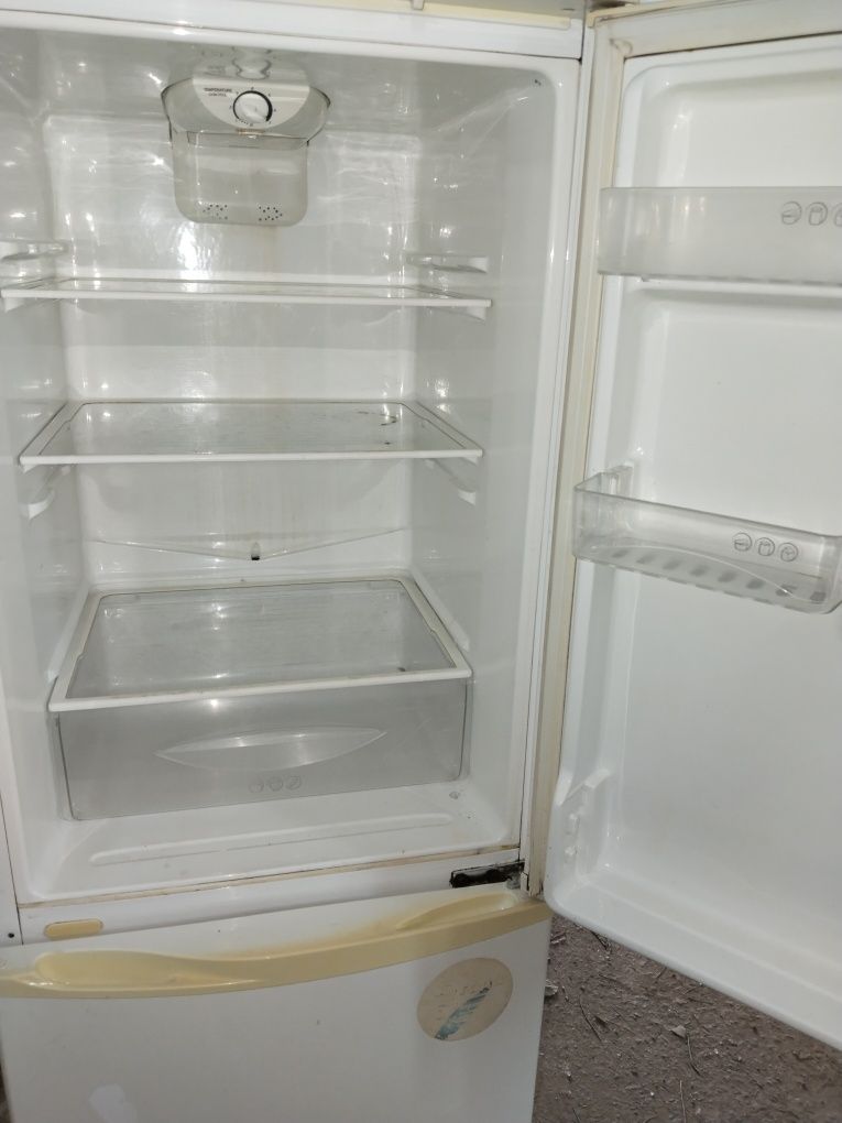 Отдам даром холодильник