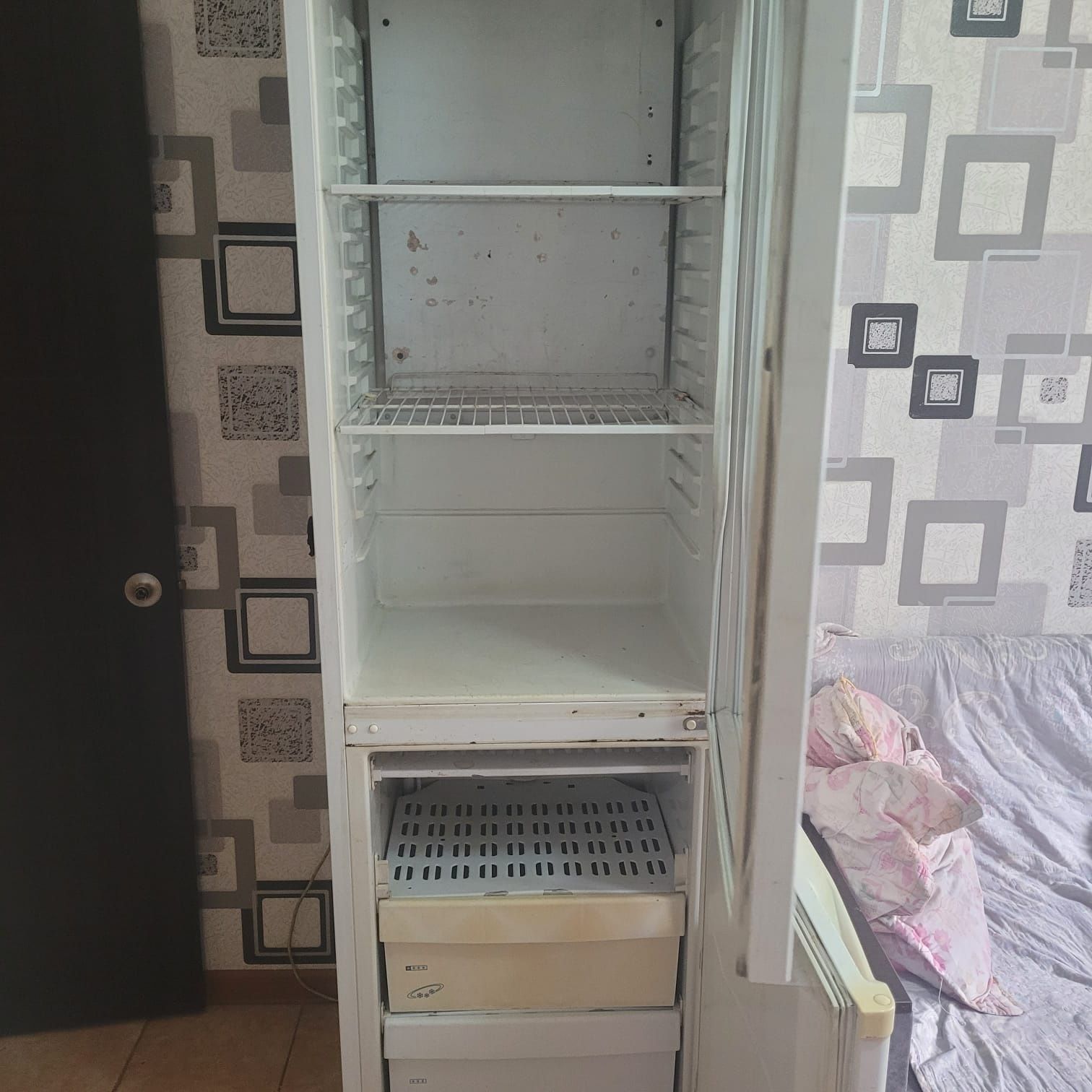 Продаётся ветриный холодильник в хорошем состоянии, с двумя моторчиком
