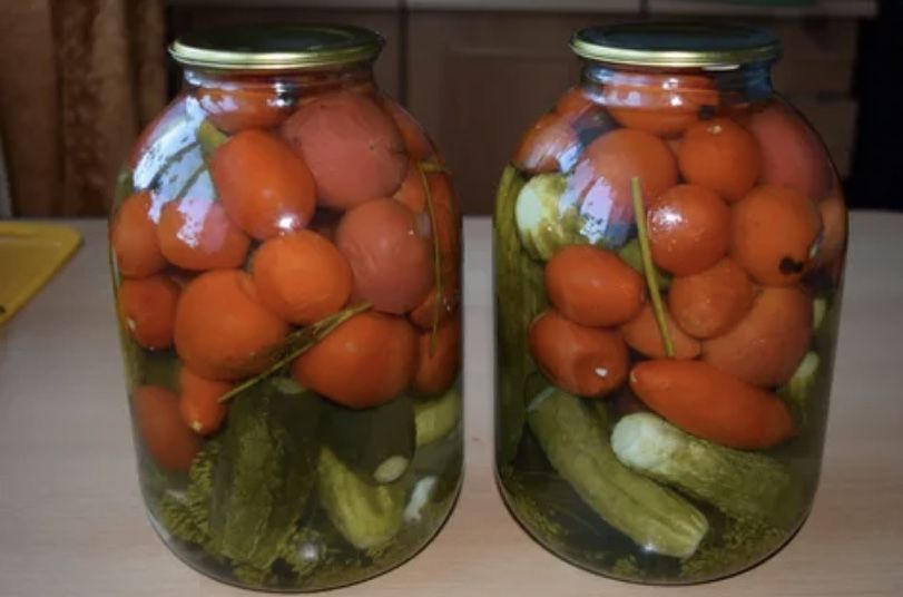 Домашние маринованные огурцы и помидоры…………………