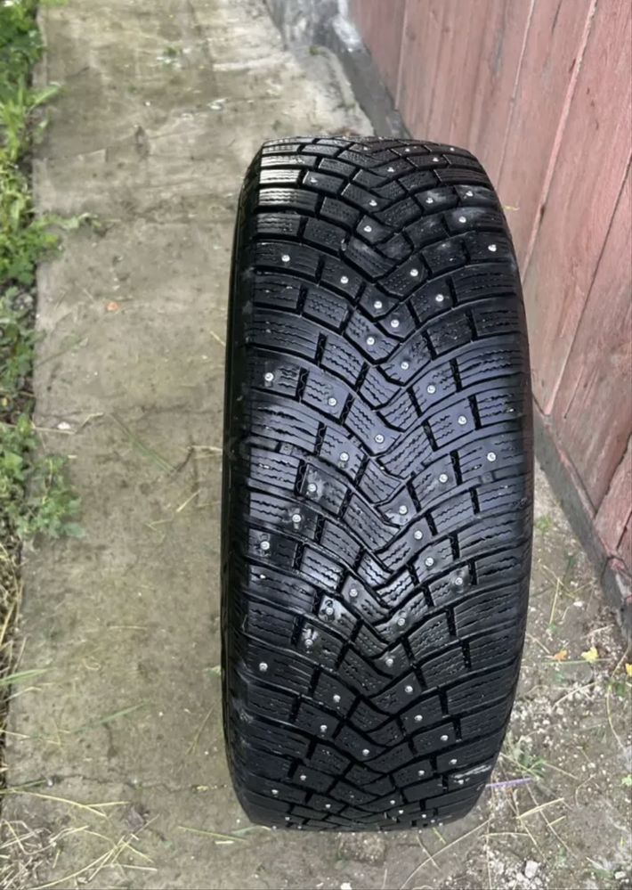 Продам зимние шины шипованные на дисках