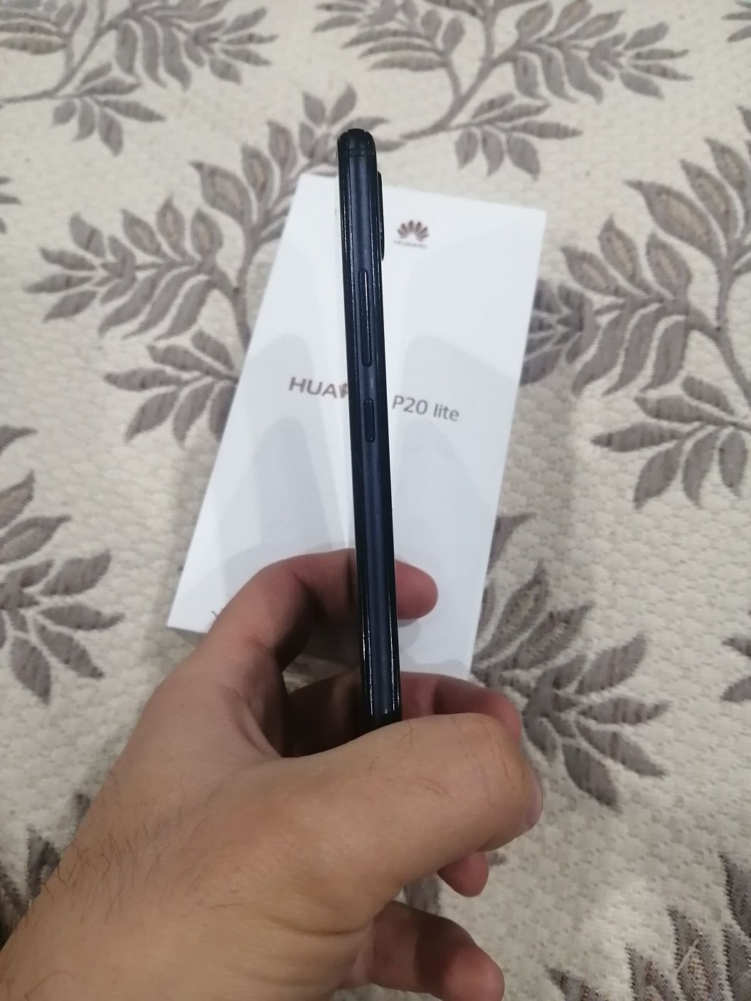 Продаю телефон Huawei P 20 Lite память 4/64 гб в хорошем состоянии