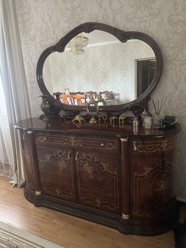 Продантся витрина и комод отличного качества в гостиную